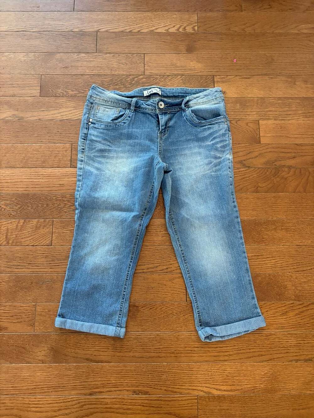L.e.i. Ashley Lowrise Capri Jeans Size 11 Blue Cuffed Denim Embellished